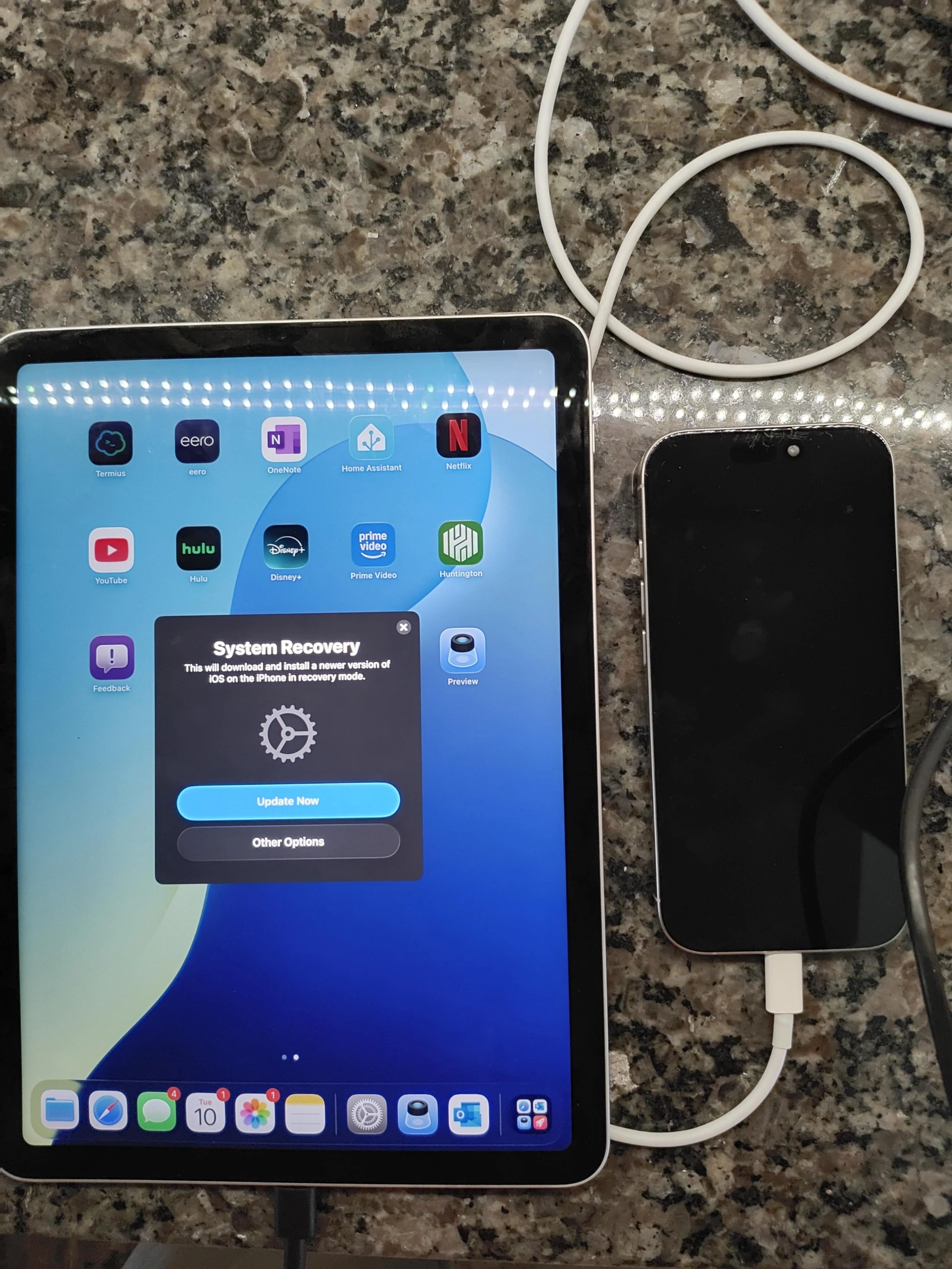 iOS 26新的恢复助手可以通过无线连接借助正常的iPhone或iPad进行固件恢复